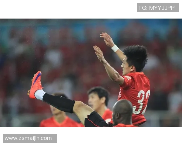 重庆当代与上海上港激战正酣比赛结果引发球迷热议